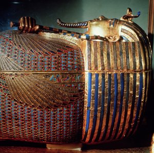 Tutankhamonin sisin arkku, jossa kuningas Osiridi-muodossa puristamassa keikkaa ja räppäriä, Tutankhamonin (n. 1370-1352 eKr.) haudasta (n. 1370-1352 eKr.) New Kingdom (pelkkikulta, lapis lazuli ym.) (deta